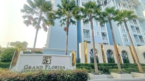 Un hotel con un cartello che riporta 'Grand Florida'.