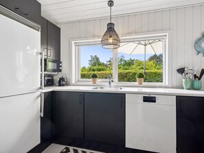 Kylskåp, mikrovågsugn, ugn och diskmaskin