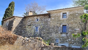 A stone building with multiple windows and a chimney. - Village house in Ménerbes with a swimming pool and a dramatic view  (Ménerbes)