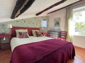 5 slaapkamers, een strijkplank/strijkijzer, gratis wifi, beddengoed