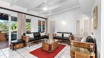 Dobbeltrom – standard, 2 soverom | Oppholdsområde | Flatskjerm-TV