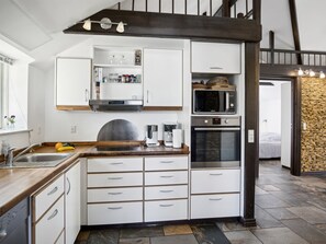 Kjøleskap, mikrobølgeovn, oppvaskmaskin og kjøkkenutstyr