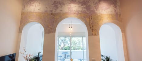 Apartamento de lujo, balcón, vistas al mar | Zona de estar | Smart TV de 70 pulgadas con canales por cable