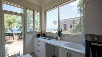 Apartemen Mewah | Dapur pribadi | Mesin espresso, mesin pembuat kopi/teh, ketel listrik, dan meja makan