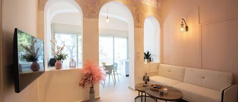 Lyxlägenhet - balkong - havsutsikt | Vardagsrum | 70-tums smart-tv med kabelkanaler