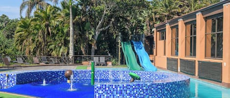 2 piscines extérieures, parasols de plage, chaises longues