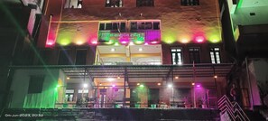 住宿正面 - 傍晚/夜晚