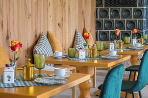 Café da manhã com buffet grátis todos os dias