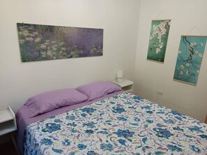 2 habitaciones, tabla de planchar con plancha y cuna de viaje 