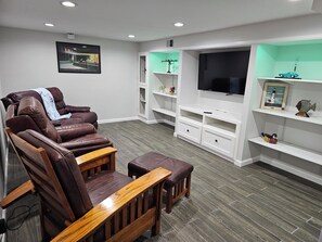 TV connectée, cheminée, livres, chaîne hi-fi