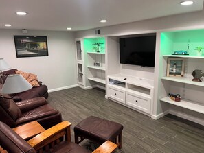 Smart TV, fireplace, books, stereo