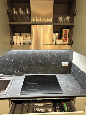 Frigorifero, microonde, forno, piano cottura