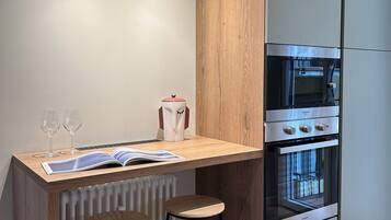 Geladeira, micro-ondas, fogão, cooktop