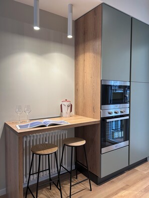 Kühlschrank, Mikrowelle, Ofen, Herdplatte