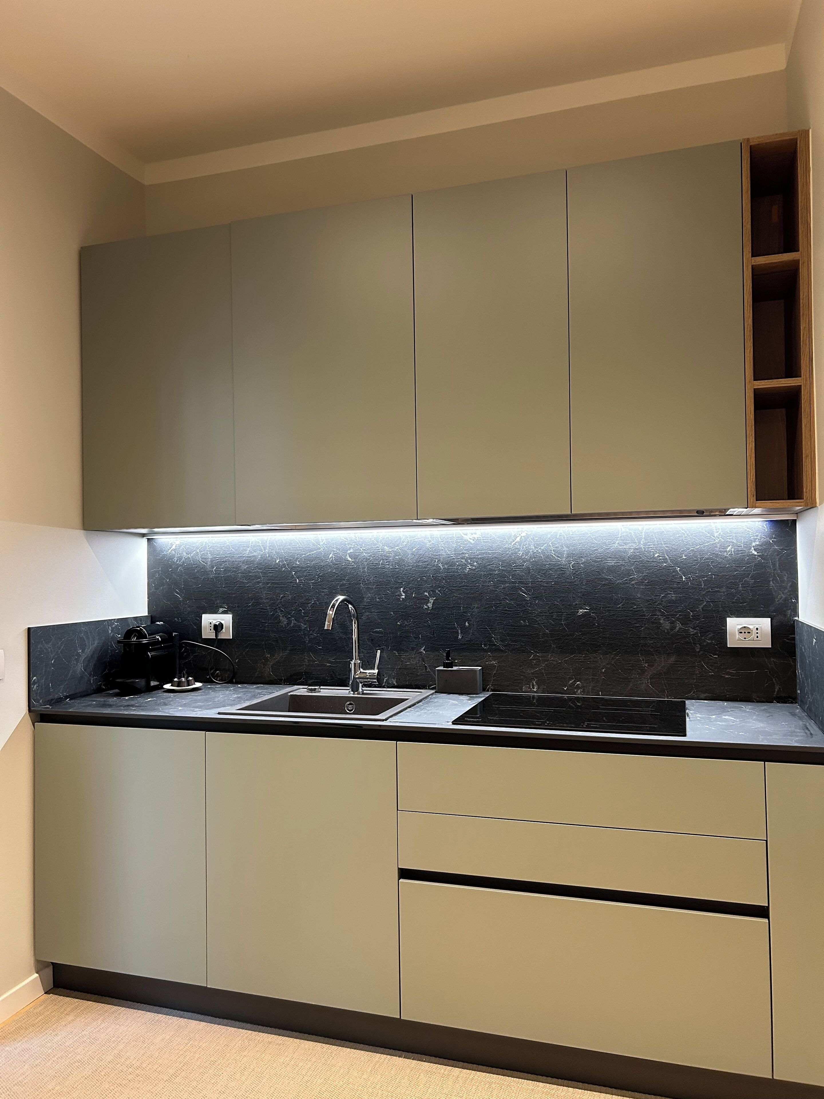 冰箱、微波炉、烤箱、炉灶