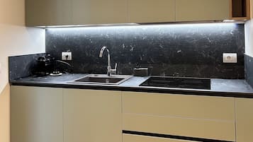 Geladeira, micro-ondas, fogão, cooktop