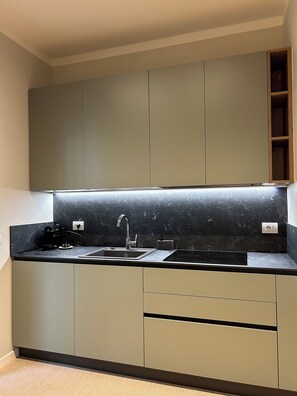 Kühlschrank, Mikrowelle, Ofen, Herdplatte