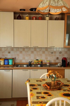 Kjøleskap, mikrobølgeovn, ovn og kokeplater