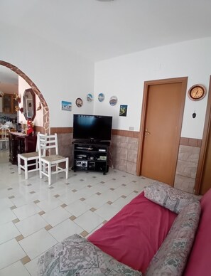 Smart TV, DVD player - Relax in Style:Spacious 4-Bedroom Villa Rosetta Near Palermo's Coastal Treasures (Carini)