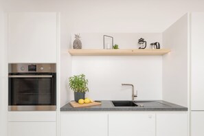 Een koelkast, een magnetron, een oven, een kookplaat