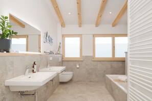 Een douche, een haardroger, handdoeken