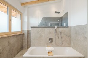 Dusche, Haartrockner, Handtücher