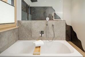 Shower, hair dryer, towels - Fenjoy Großes Ferienapartment No°6 mit Balkon (Bernau am Chiemsee)