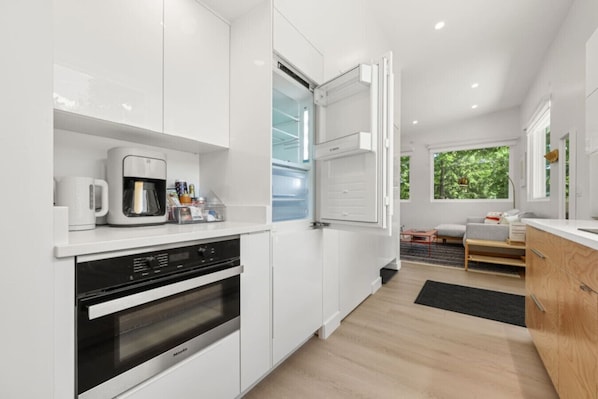 Køleskab, mikrobølgeovn, opvaskemaskine, kaffe-/temaskine