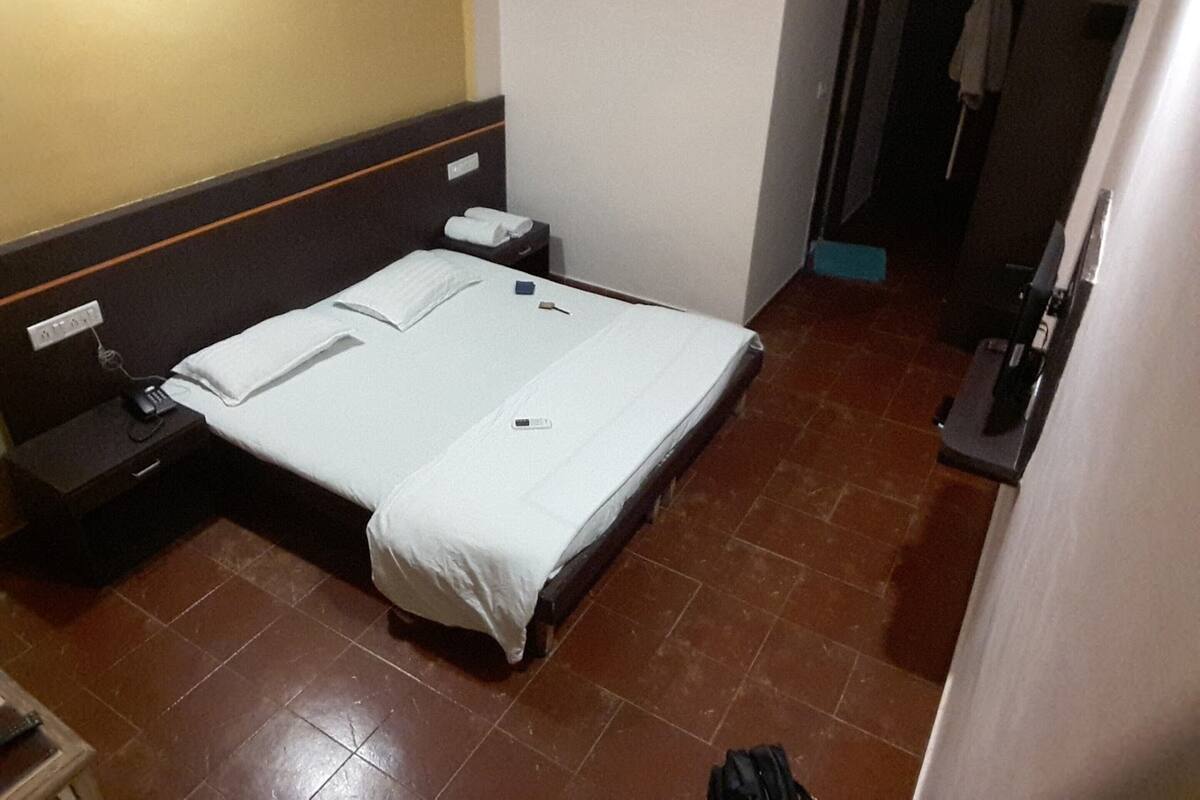 WiFi (free), bed sheets