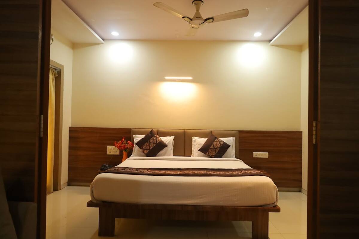 WiFi (free), bed sheets