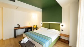 A hotel room with a bed, a desk, a chair, and a bench. - Master bedroom with terrace (San Costantino di Briatico)