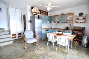 Family House, Harbor View | Private kitchen