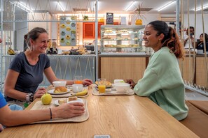 Desayuno buffet diario (EUR 8.5 por persona)