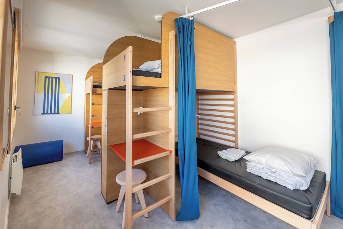 Escritorio, insonorización, wifi gratis y ropa de cama