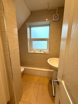Douche, sèche-cheveux, serviettes fournies