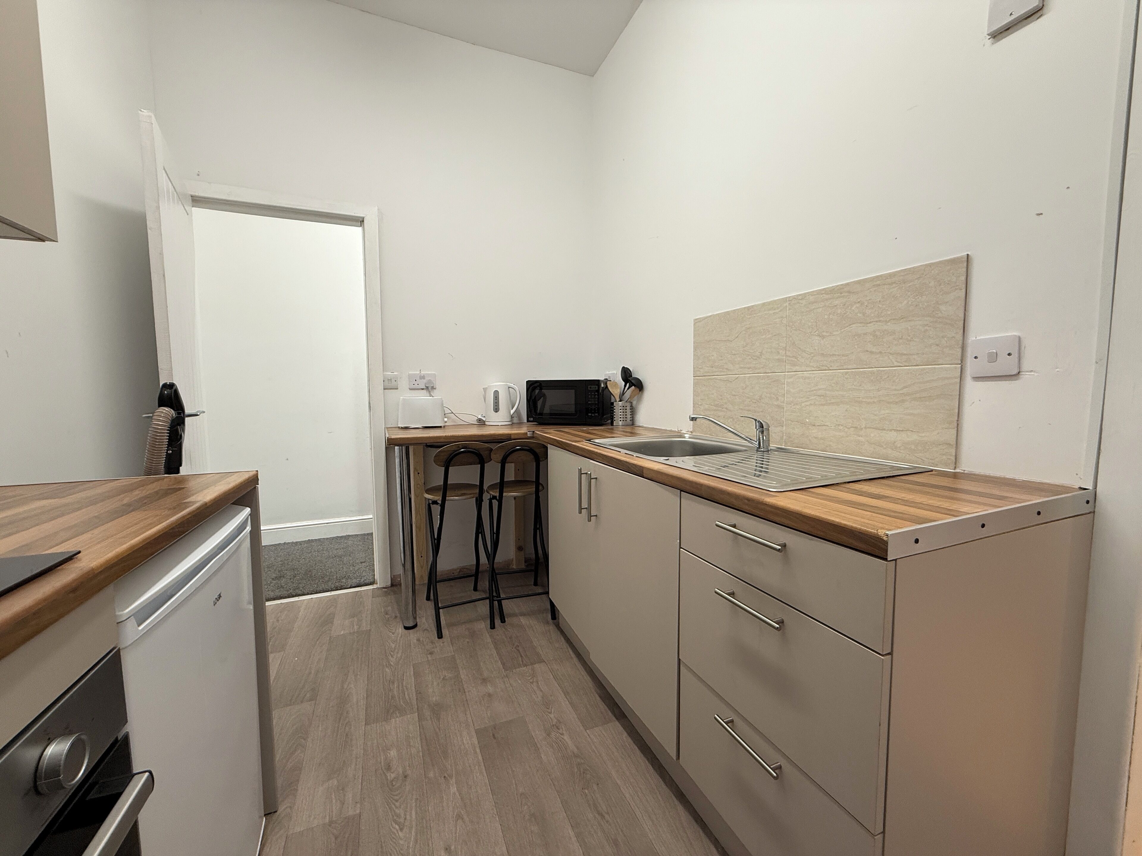 Een koelkast, een magnetron, een oven, een kookplaat