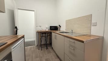 Een koelkast, een magnetron, een oven, een kookplaat