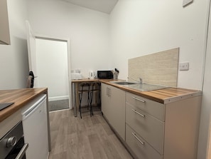 Fridge, microwave, oven, stovetop - City Centre Bury Stay | Modern 3 Beds, 2BR (Bury)