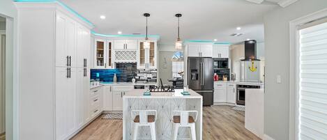 Geladeira, micro-ondas, fogão, cooktop