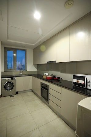 Deluxe Double Room, City View | Private kitchen - LandwaySuite (Manama)