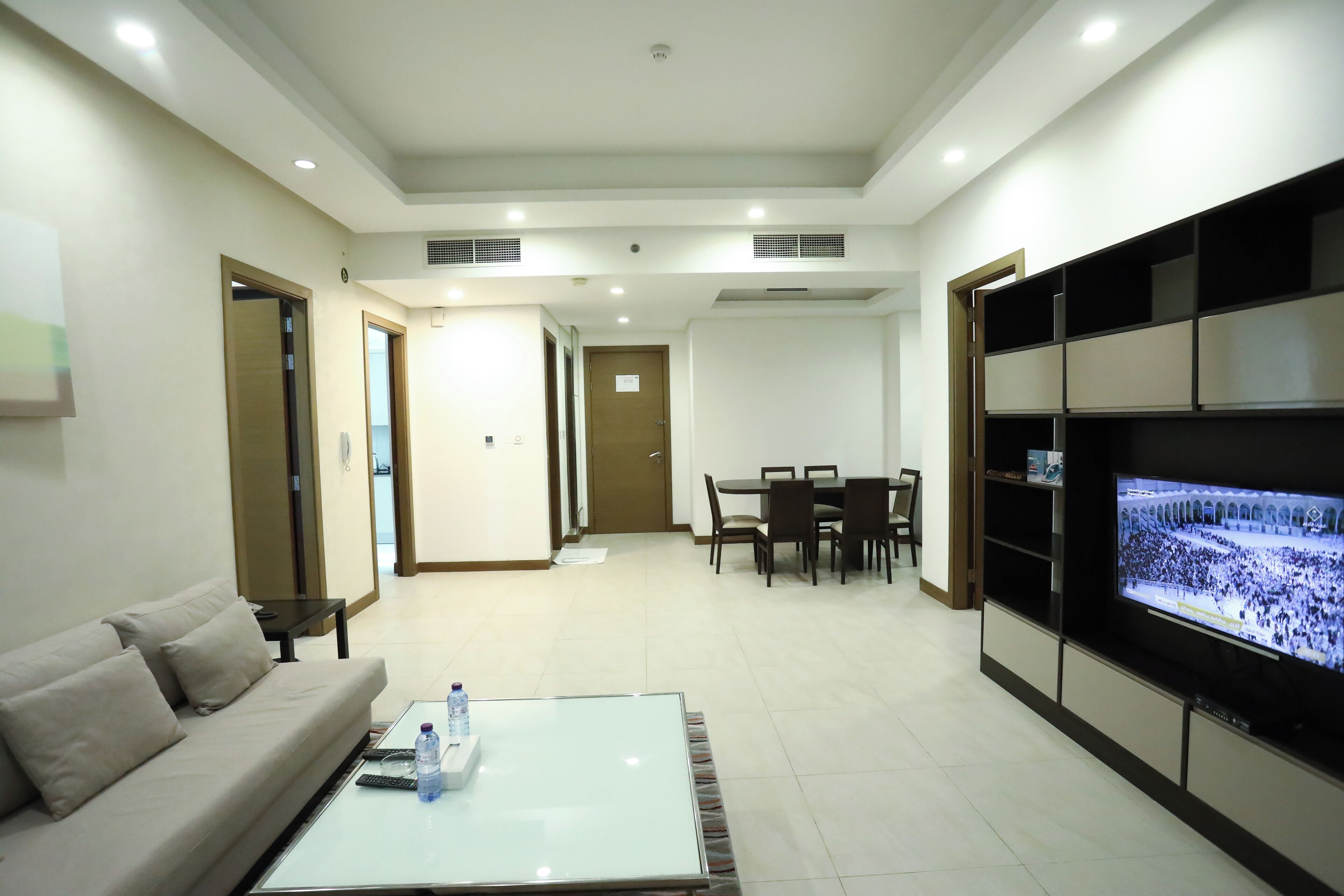 Habitación doble estándar, vista parcial al mar | Área de sala de estar | Televisión de pantalla plana 