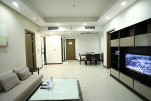 Standard-Doppelzimmer, eingeschränkter Meerblick | Wohnbereich