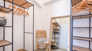 A room with a mirrored wardrobe, wooden shelves, and a chair. - Superbe Villa 4 Chambres, vue Mer, Piscine & Pétanque, 5mn de la Plage (Lumio)