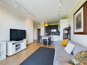 아파트, 침실 1개, 발코니, 호숫가 | 거실