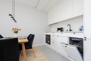 Appartement, 2 chambres, balcon | Cuisine privée | Micro-ondes, four, cafetière/bouilloire, bouilloire électrique