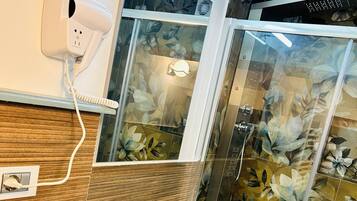 Doccia, asciugacapelli, bidet, asciugamani