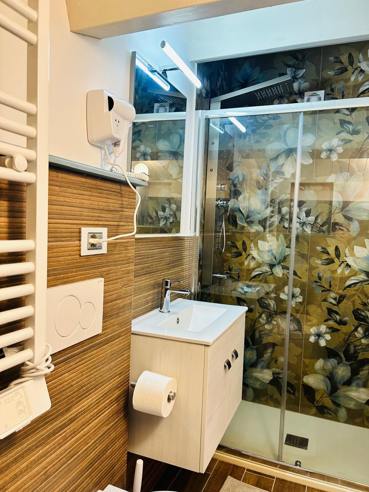 Dusche, Haartrockner, Bidet, Handtücher