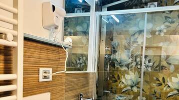 Doccia, asciugacapelli, bidet, asciugamani