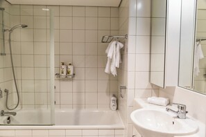 Articles de toilette (gratuits), séchoir à cheveux, serviettes fournies