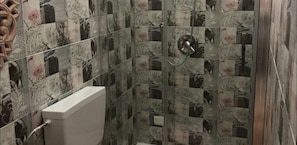 Douche, baignoire à jets, sèche-cheveux, bidet